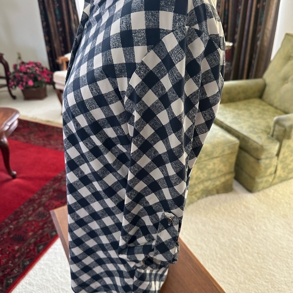 J. McLaughlin Women’s Navy Blue and White 3/4 Sleeve Button Down Top. Medium - Picture 4 of 9